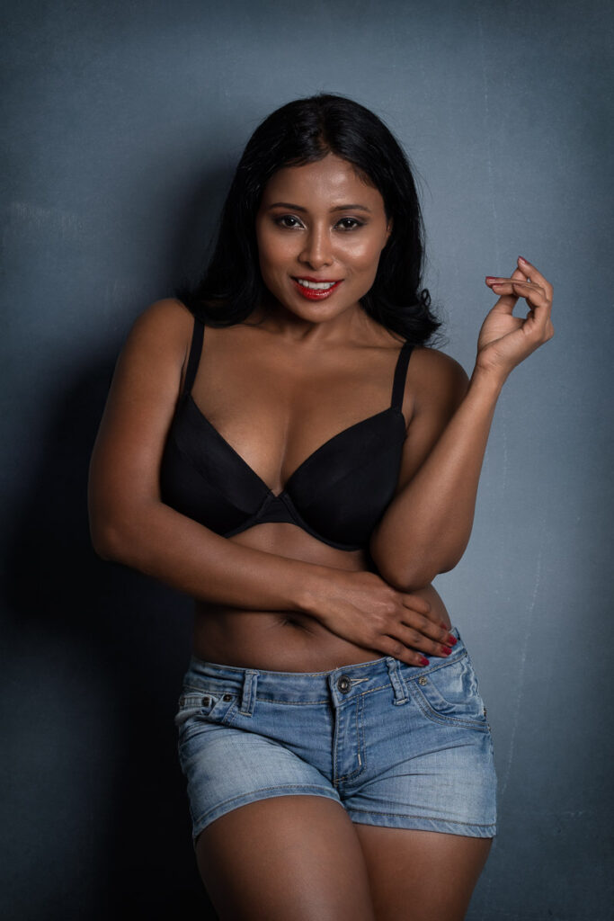 Fotograf tar modellbilder av kvinna i fotostudio