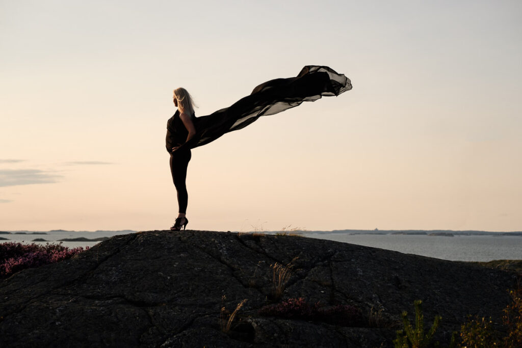 kvinna vid havet insvept i tyg fotomodell