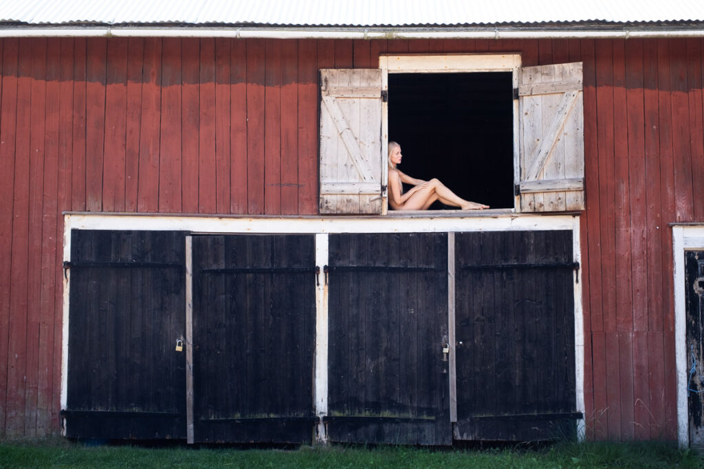 Naken kvinna i ladugård