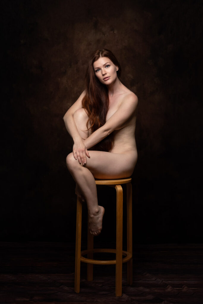 Kvinna sensuellt fotograferad i fotostudio