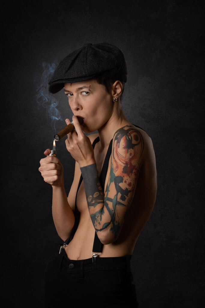 Kvinna tänder en cigarr modellbild