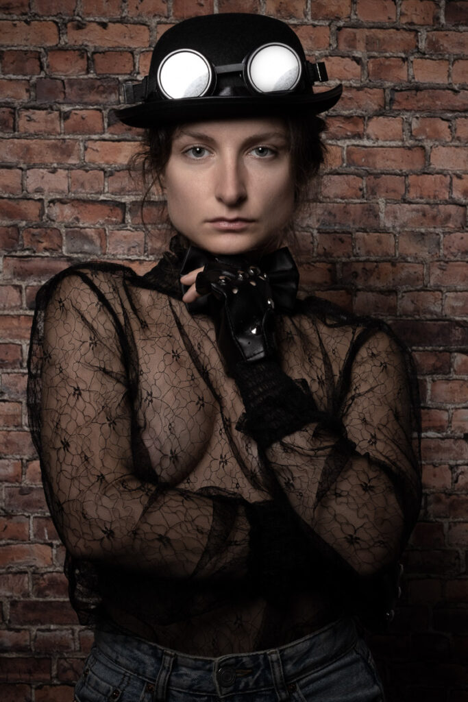 Modellbild steampunk kvinna med glasögon och hatt