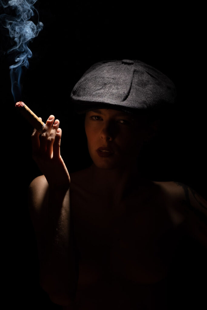 Modellfotografering cigarr lyser upp kvinna